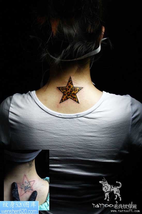 美女颈部漂亮的豹纹五角星纹身图案