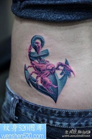 蝎子纹身图案：一款美女腰部彩色蝎子铁锚纹身图案纹身图片