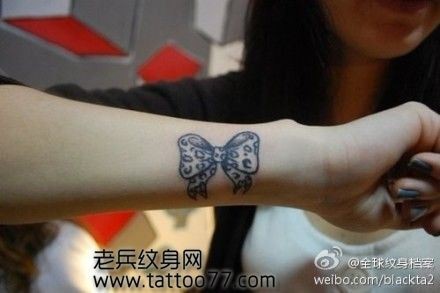 流行经典的豹纹蝴蝶结纹身图案