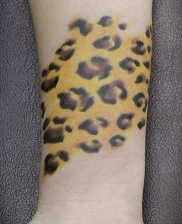 一款女人纹身图案：手臂彩色豹纹纹身
