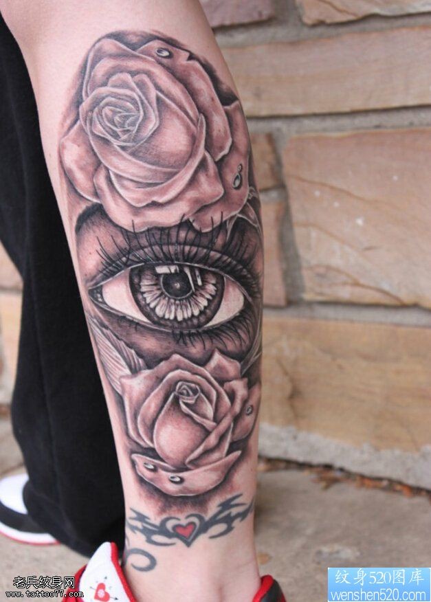 腿部玫瑰花眼睛纹身图案