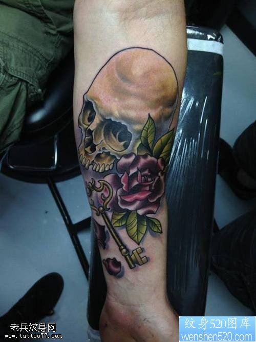 手臂骷髅玫瑰花钥匙纹身图案