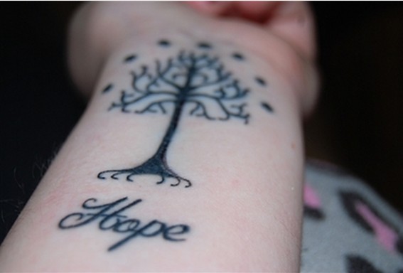 女性手臂树木刺青
