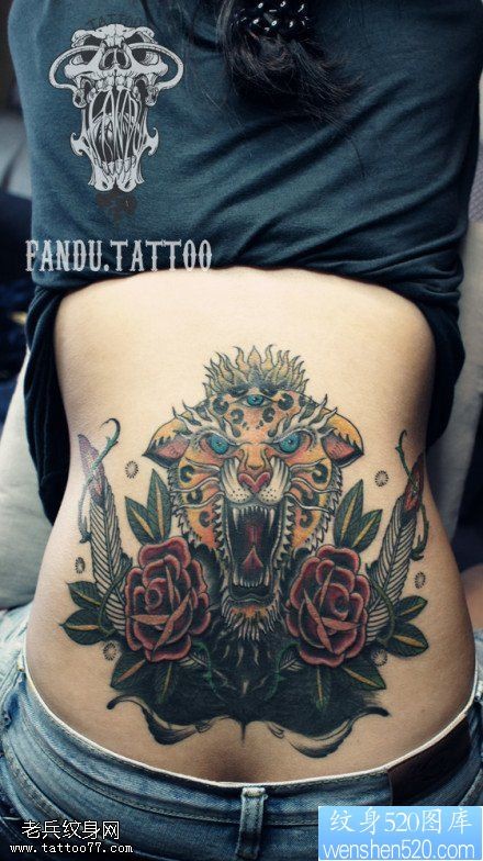 女性腰部金钱豹玫瑰花纹身图案