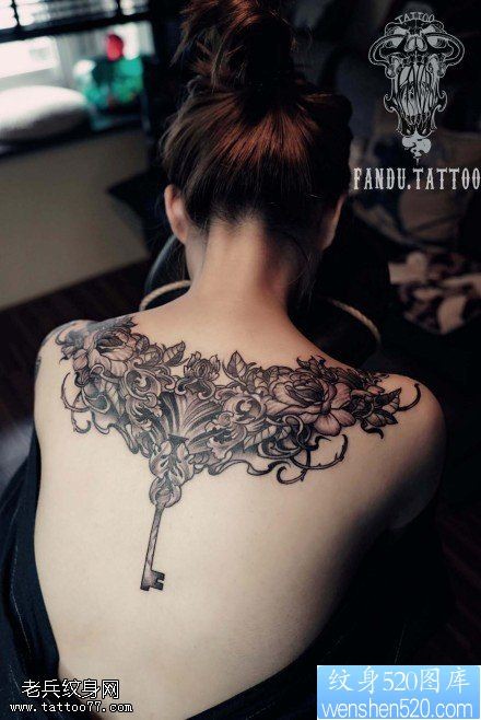 女性个性肩部玫瑰花钥匙纹身图案