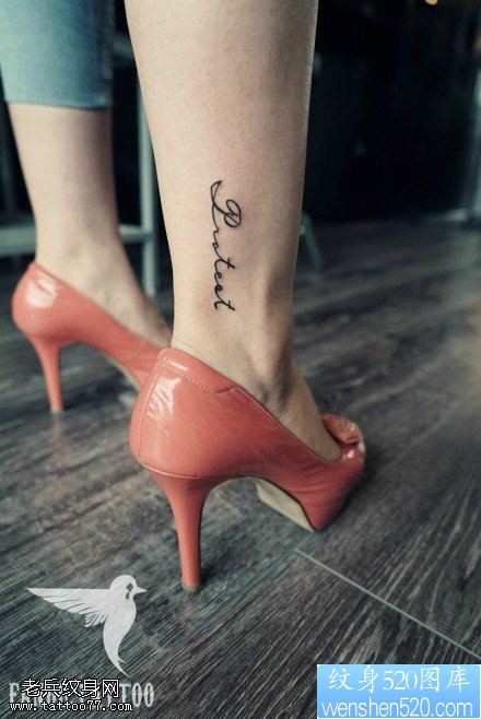 女性脚踝字母纹身图案