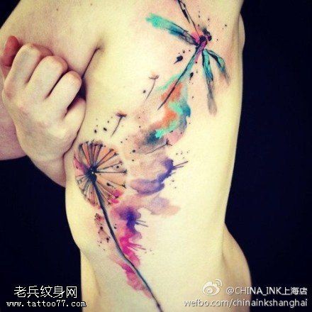 女性腰部彩色水墨蒲公英蜻蜓纹身图案