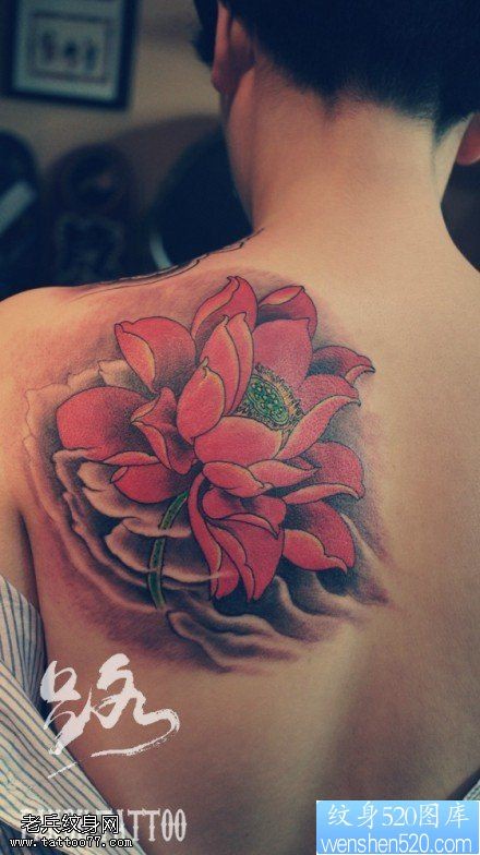 女性背部红色莲花纹身图案