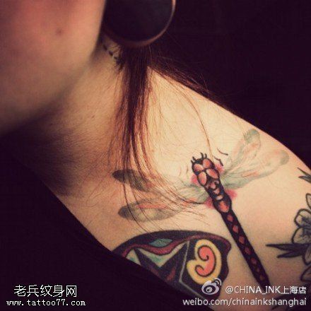女性肩部彩色蜻蜓纹身图案