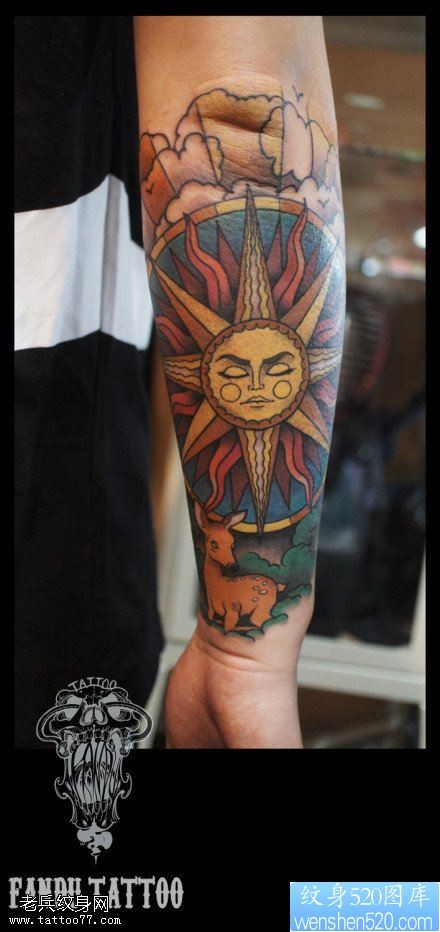 手臂彩色太阳纹身图案