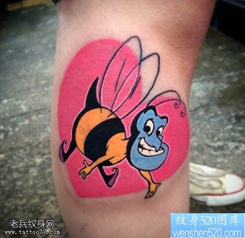 腿部彩色卡通爱心蜜蜂纹身图案