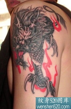 臂膀上的黑色神兽麒麟纹身图案