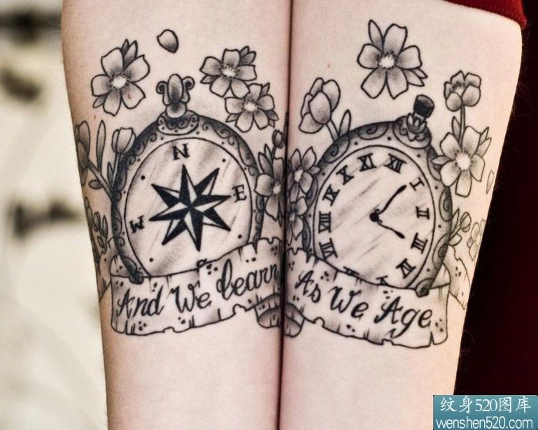 记载幸福时光的指南针和时钟情侣纹身