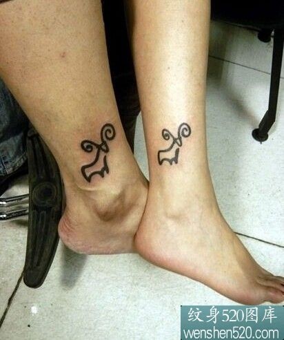 双脚脚腕上的两只羊情侣纹身