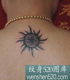后颈部简单的太阳图腾纹身