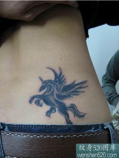 腰部素色带翅膀的天马纹身图案