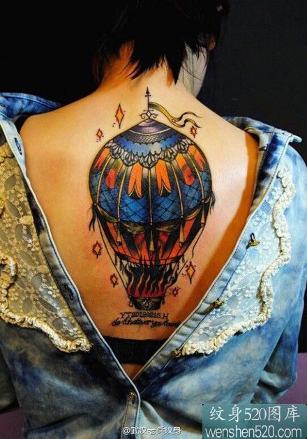 女性背部彩色热气球纹身