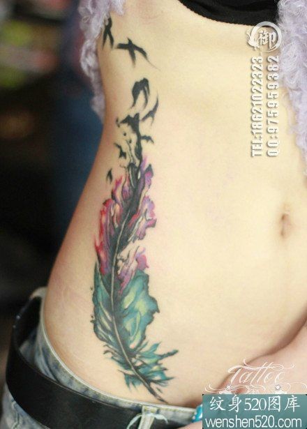 女性侧腰彩色羽化燕纹身图案
