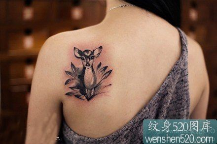 一款女性肩部水墨鹿纹身图案