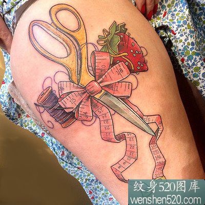 女性腿部剪刀蝴蝶结草莓纹身图案