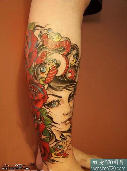 腿部彩色美杜莎纹身图案