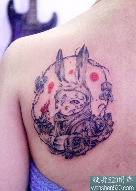 女性背部兔子玫瑰花纹身图案