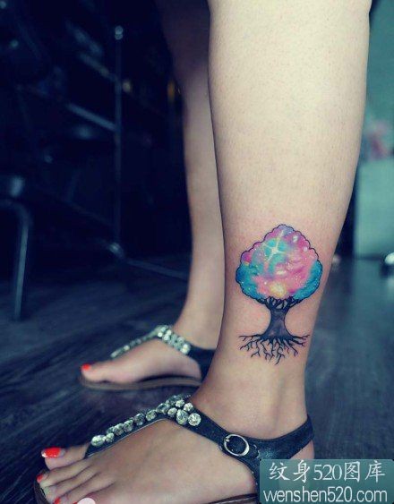 女性脚踝彩色星空树纹身图案