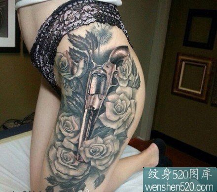女性腿部手枪玫瑰花纹身图案