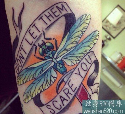 手臂彩色蜻蜓字母纹身