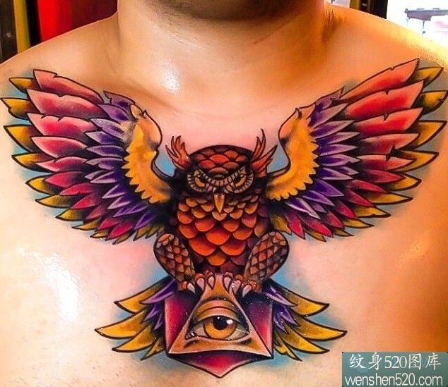 男性胸部猫头鹰纹身图案