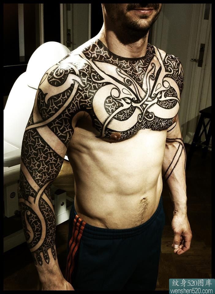 一款男士胸部和手臂上的超酷纹身图腾