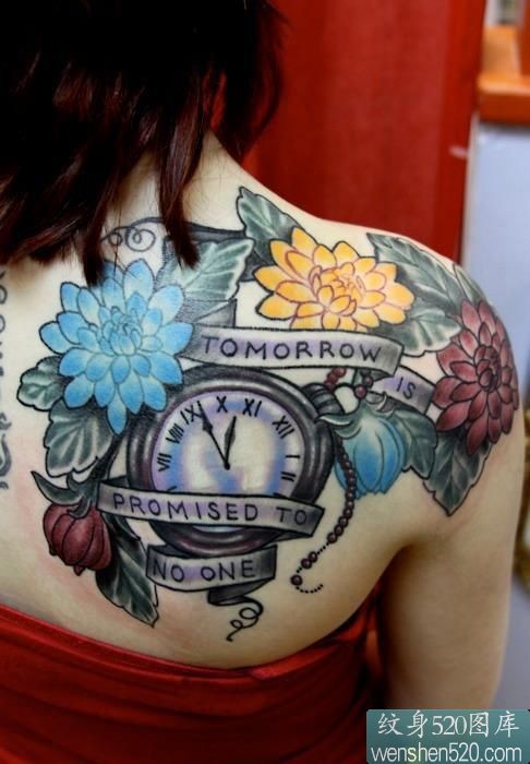 彩色花朵和钟表组合的肩部纹身图案