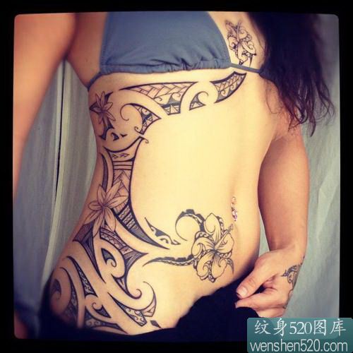 诱惑流行的美女侧要花体字母纹身