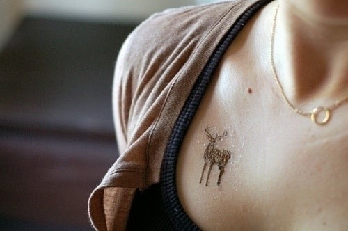 女性胸部可爱小鹿刺青