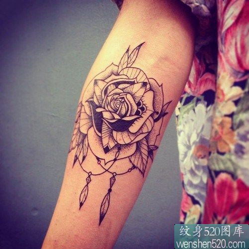 手臂上的玫瑰之真爱誓言纹身