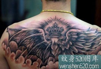 皇冠与翅膀之男人的纹身图案