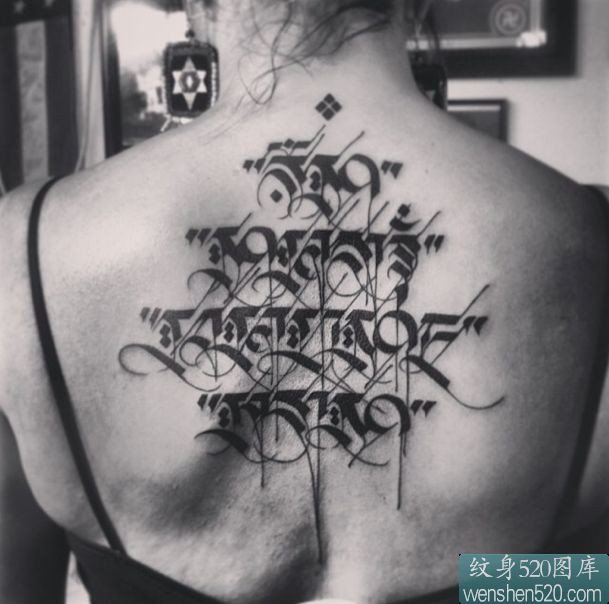 神秘文字的背后含义之美女梵文纹身图案