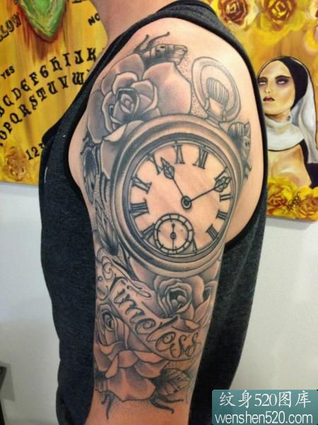 男士手臂上记载生命的时钟纹身