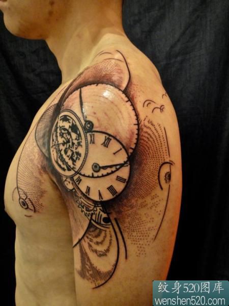 男士手臂上记载生命的时钟纹身