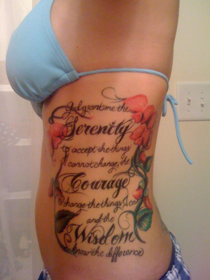 美女腰部彩色花朵和英文字母组合的纹身