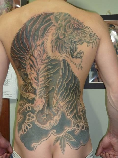 男士背部一款大气的满背纹身图案