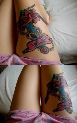 一组女孩子大腿上帅气和甜美的纹身图案