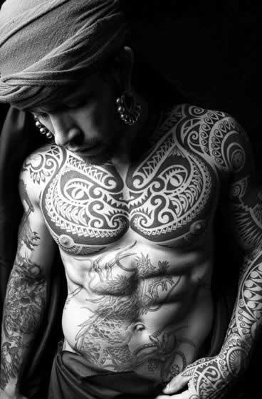 欧美男士胸部帅气的纹身图案