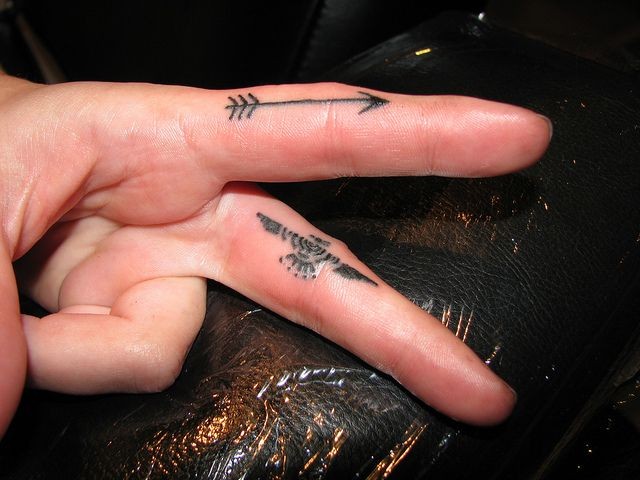 手指上特别有个性的纹身图案