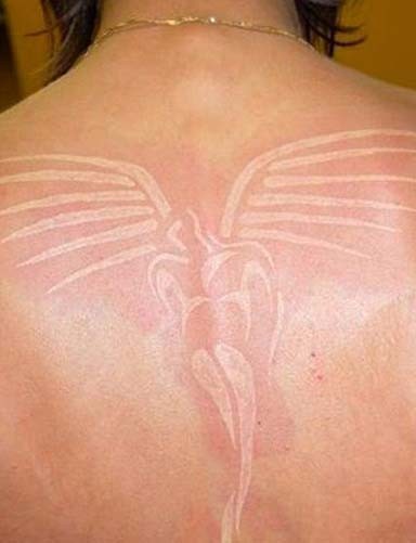 鸽子血纹身：背部和肩部漂亮的鸽子血纹身