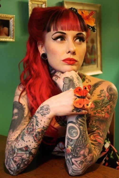 手臂纹身：少女手臂上的花朵纹身