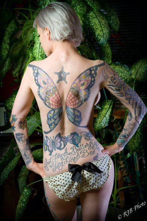 美女背部一款漂亮的蝴蝶翅膀纹身