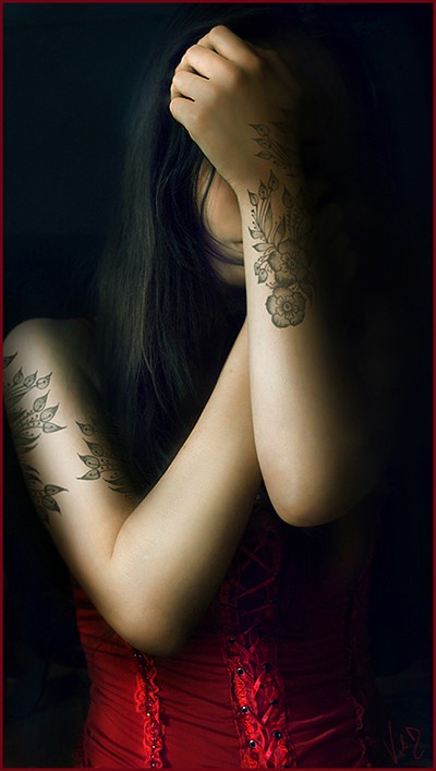 女性手臂花朵图腾纹身