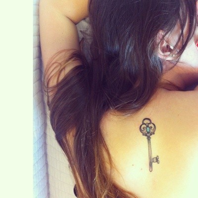 少女背部漂亮的纹身图案
