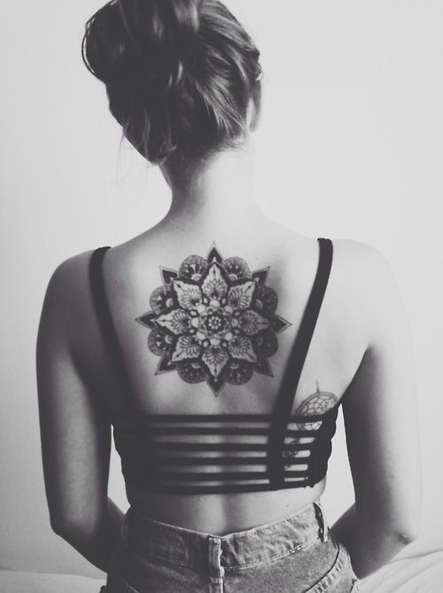 少女背部漂亮的纹身图案